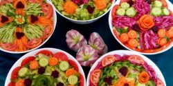 تزیین سالاد کاهو جدید و مجلسی با خیار و گوجه در ظرف گرد