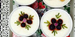 تزیین شیر برنج با دارچین و گل محمدی برای مدرسه و نذری