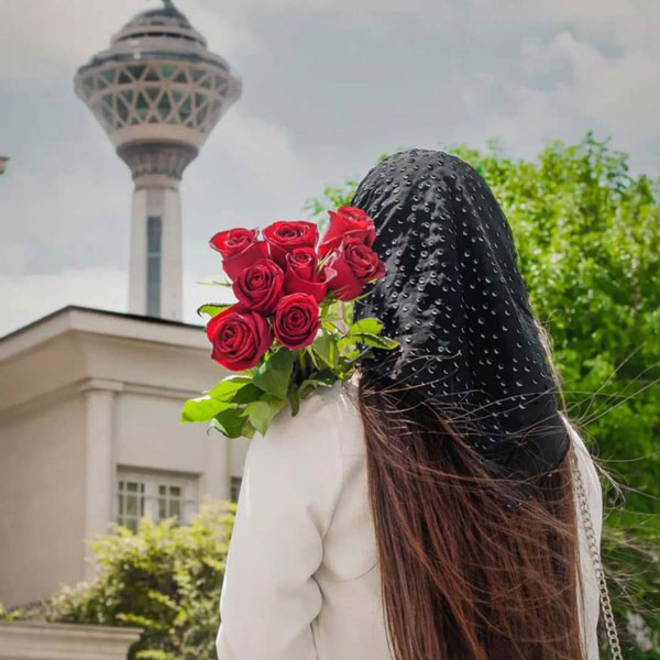 عکس گل در دست دختر طبیعی عکس دختر با گل رز قرمز دختر با گل زیبا عکس دست دختر با ساعت و گل عکس دختر با گل نرگس برای پروفایل عکس دختر گل به دست عکس گل برای پروفایل اینستا دخترونه