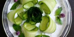 تزیین ماست و خیار با نعناع و گل سرخ برای مهمانی در اینستاگرام