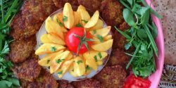 تزیین کتلت با سیب زمینی و گوجه در دیس برای مهمانی و مدرسه