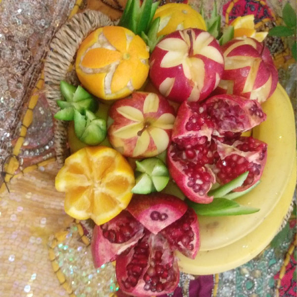 تزیین انار برای مدرسه تزیین انار ساده تزیین انار با پوست تزیین انار خشک شده تزیین انار دون شده در ظرف تزیین انار با سیخ چوبی