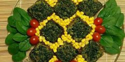 تزیین کوکو مجلسی و ساده با گوجه و خیارشور برای مهمانی