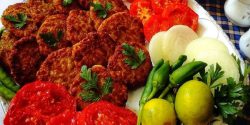 تزیین کوکو مجلسی و ساده با گوجه و خیارشور برای مهمانی