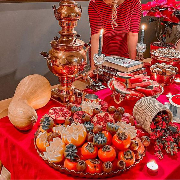 جدیدترین تزیینات شب یلدا تزیین شب یلدا ساده تزیین سفره شب یلدا لاکچری عروس تزیین سفره شب یلدا روی زمین زیباترین سفره شب یلدا تزیین شب یلدا سنتی
