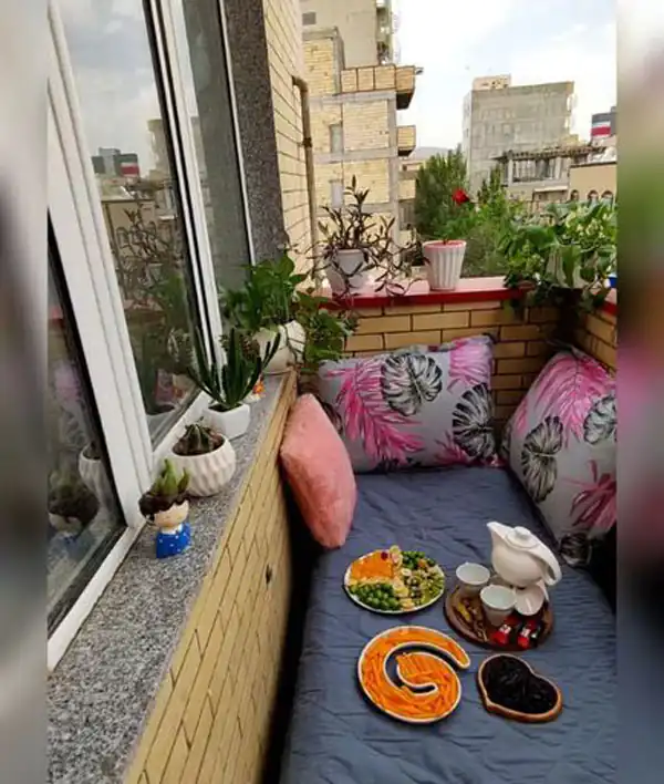 تزیین بالکن با وسایل ساده چیدمان بالکن کوچک تزیین بالکن با چمن مصنوعی چیدمان بالکن بزرگ تزیین تراس با حصیر تزیین بالکن ایرانی