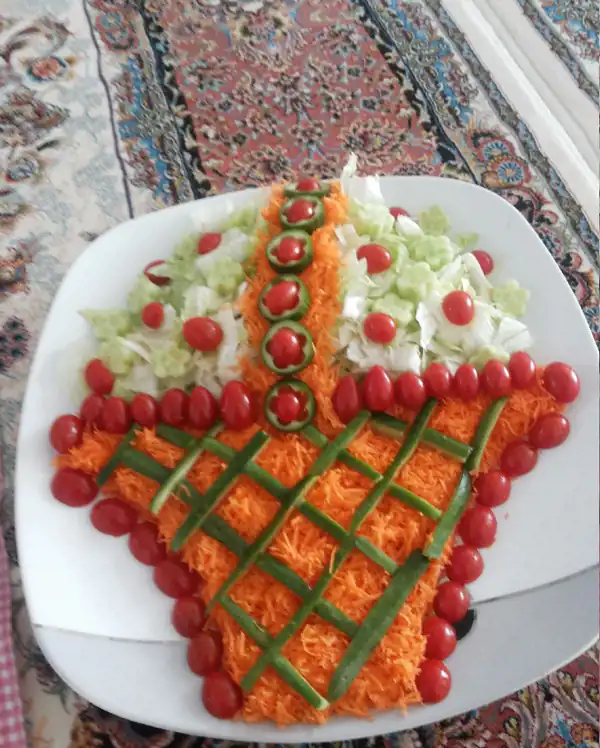 تزیین سالاد برای مهمانی تزیین سالاد کاهو و خیار و گوجه و هویج عکس سالاد فصل مجلسی عکس سالاد ساده تزیین سالاد کاهو در ظرف مستطیل تزیین سالاد عروس