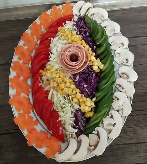 تزیین سالاد برای مهمانی تزیین سالاد کاهو و خیار و گوجه و هویج عکس سالاد فصل مجلسی عکس سالاد ساده تزیین سالاد کاهو در ظرف مستطیل تزیین سالاد عروس