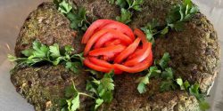 تزیین کوکو سبزی ساده و مجلسی با گوجه فرنگی برای مهمانی