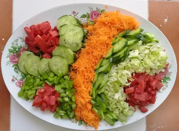 تزیین سالاد کاهو و خیار و گوجه و هویج تزیین سالاد کاهو در ظرف بیضی شکل تزیین سالاد برای مهمانی تزیین سالاد در ظرف پیرکس تزیین سالاد فصل ساده تزیین سالاد کاهو ساده