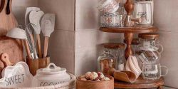 چیدمان روی کابینت با وسایل چوبی برای جهیزیه عروس