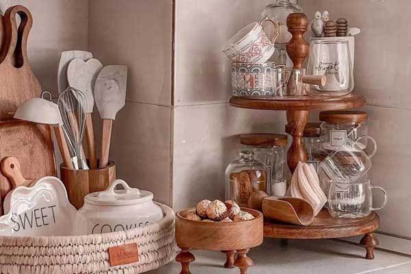 چیدمان استند دو طبقه چوبی تزیین روی کابینت و یخچال تزیین استند چوبی اشپزخانه چیدمان روی کابینت آشپزخانه ایرانی تزیین آشپزخانه با وسایل ساده وسایل چوبی تزیینی دیجی کالا