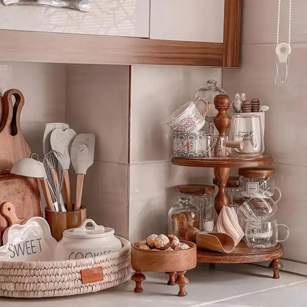 چیدمان روی کابینت با وسایل چوبی