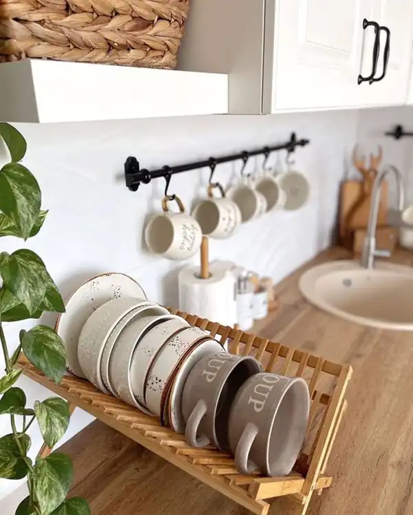 چیدمان روی کابینت با وسایل چوبی