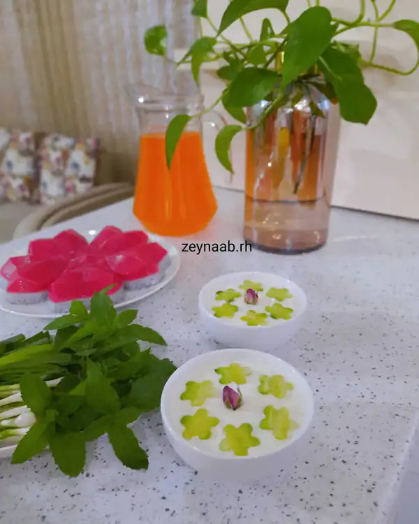 تزیین ماست با گل محمدی
