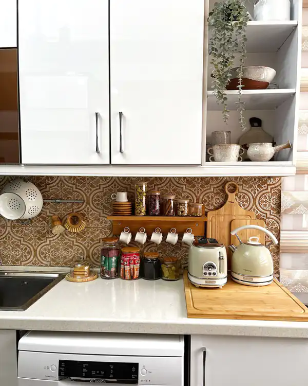 چیدمان روی کابینت آشپزخانه