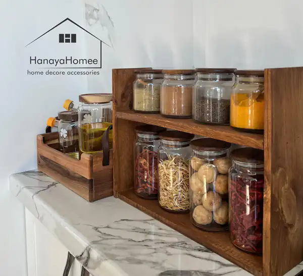 چیدن جا ادویه روی کابینت