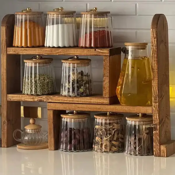 چیدن جا ادویه روی کابینت