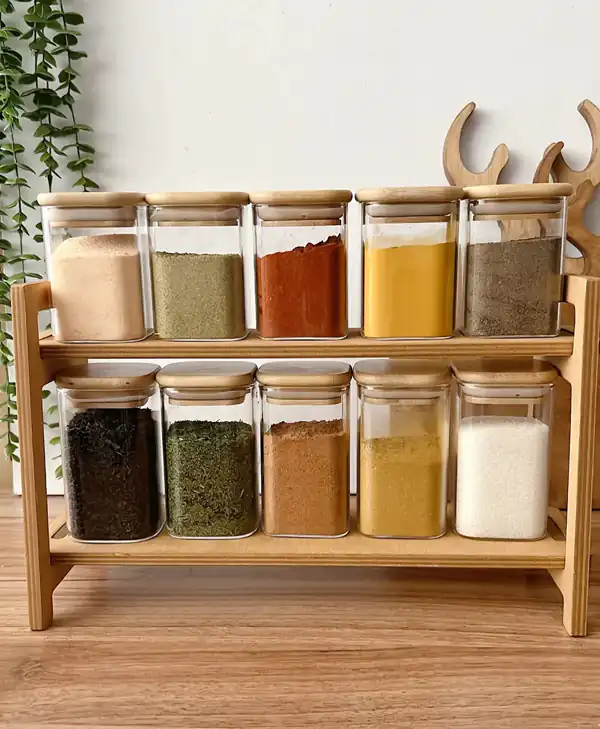 چیدن جا ادویه روی کابینت