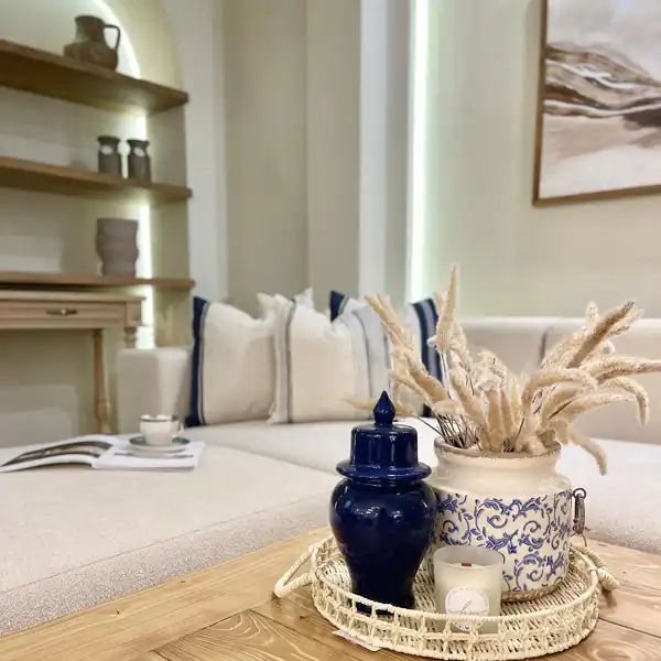 ایده چیدمان روی میز جلو مبلی