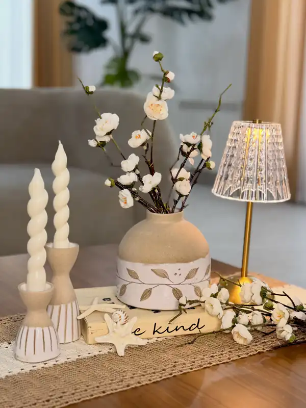 ایده چیدمان روی میز جلو مبلی